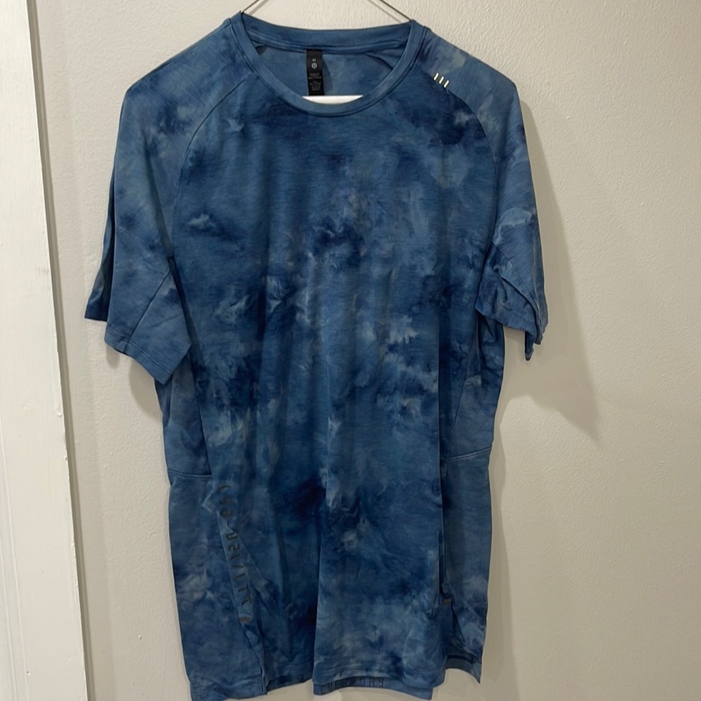Lululemon Blue Workout Shirt Size Medium!